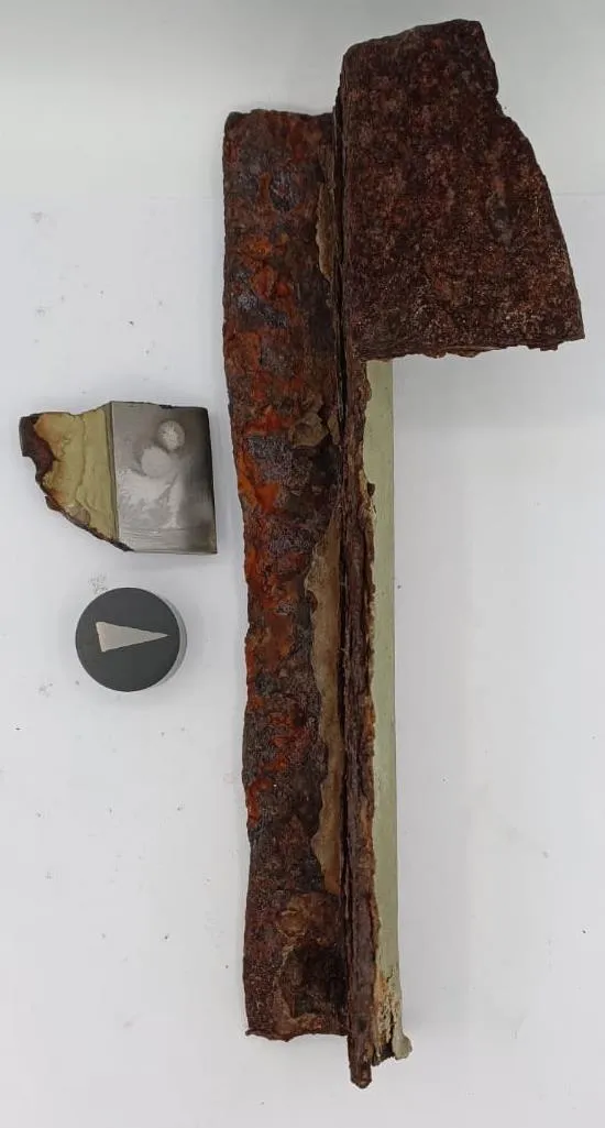 Fragmentos de ferro fundido retirados de estrutura metálica do século XIX
