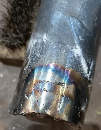 Detalhe da região recuperada do poste de ferro fundido