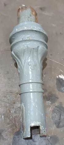 Peça de ferro fundido do poste do século XIX antes da recuperação