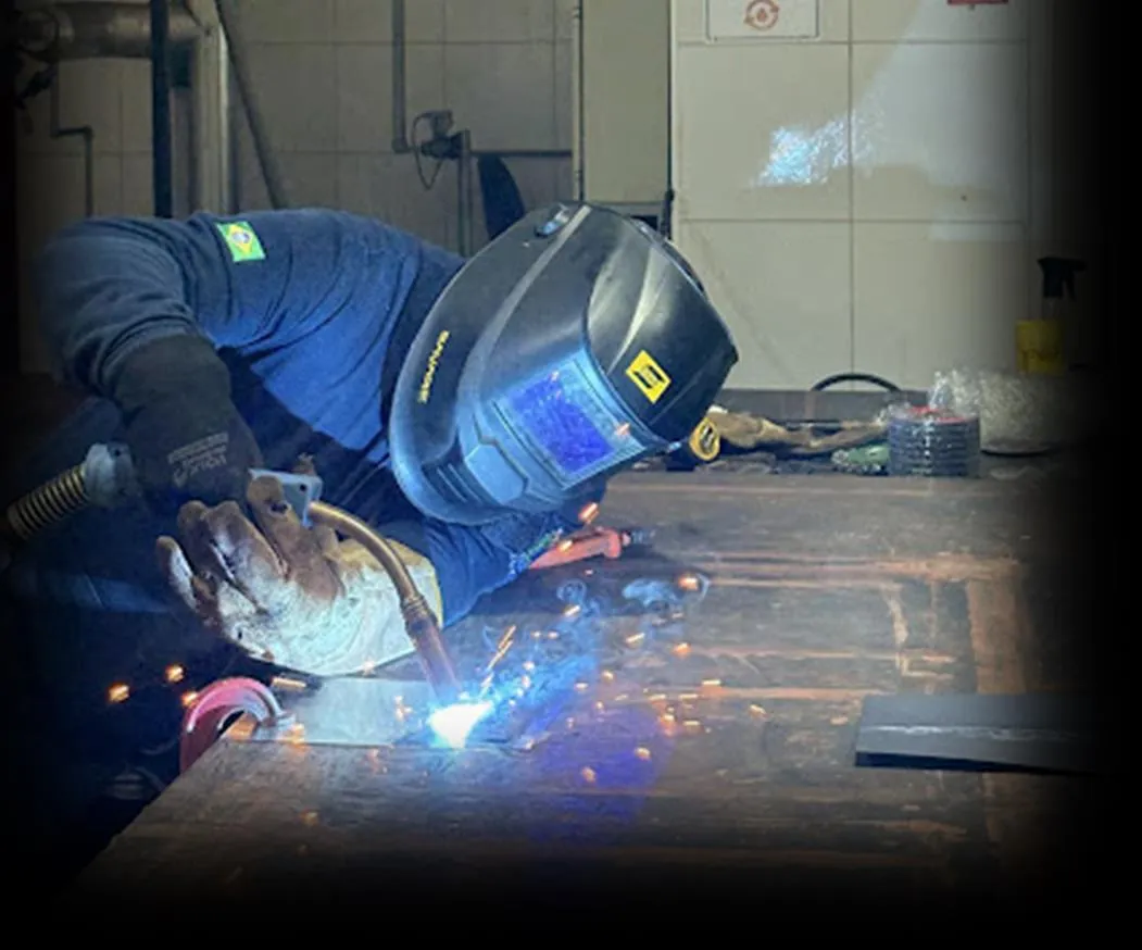 Soldador da WMA executando teste de soldagem em laboratório