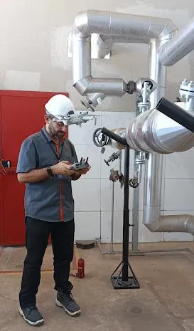 Técnico da WMA durante inspeção em campo em planta industrial